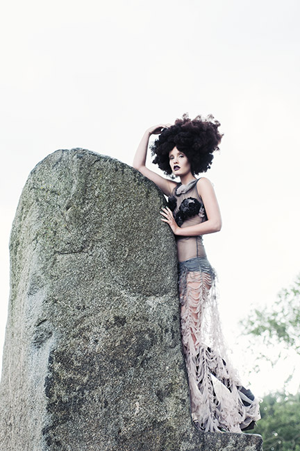 model demi vd weele op een rots in rotterdam door fotograaf Martin Janssen