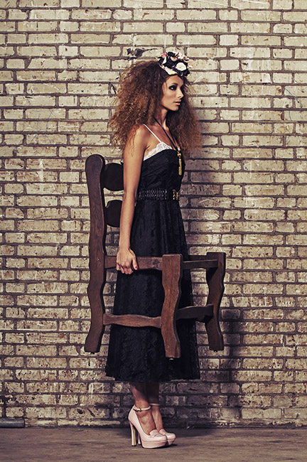 model lori schriekenberg met stoel in pakhuis meesteren door fotograaf Martin Janssen