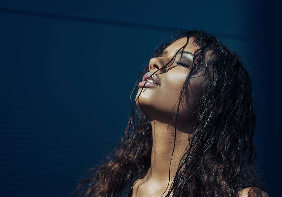 portret van model voor de studio in de lentezon door fotograaf Martin Janssen