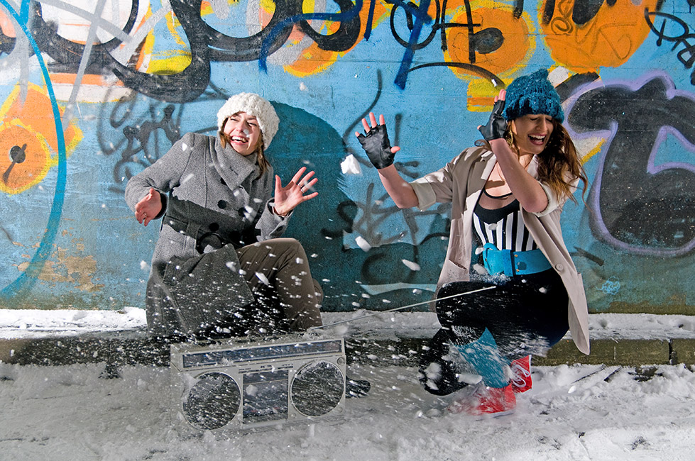 een groep dansers in de sneeuw door fotograaf Martin Janssen