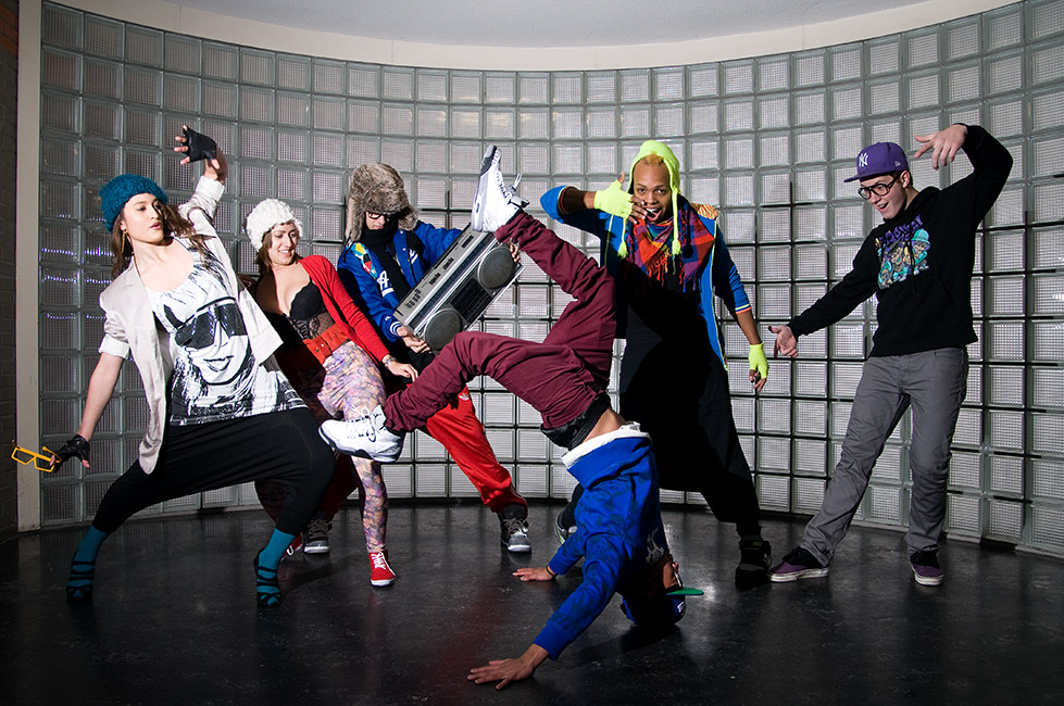 een groep dansers in een sporthal door fotograaf Martin Janssen