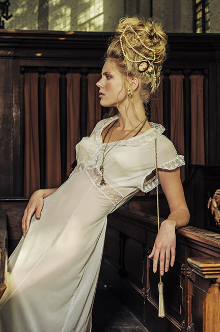 model noeska van zijl in een schiedamse kerk door fotograaf Martin Janssen