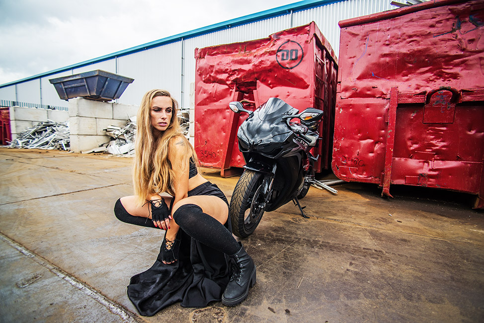 model nicole met honda fireblade 1000rr door fotograaf Martin Janssen