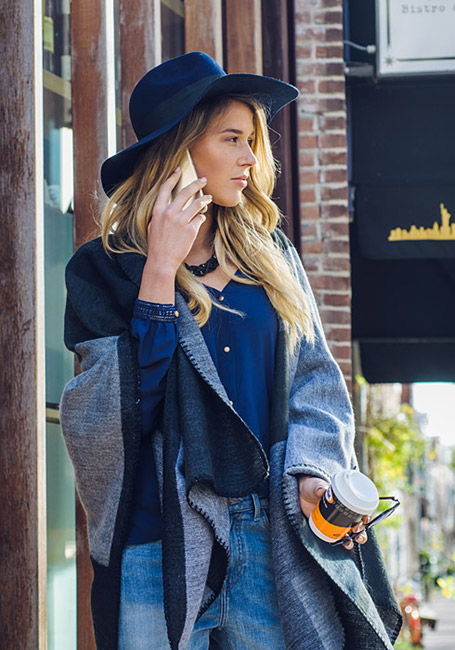 model kelly post walking down the streets door fotograaf Martin Janssen