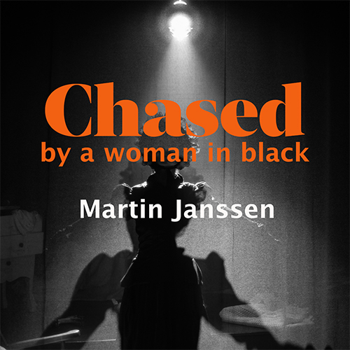 Chased by a woman in black - Fotograaf Martin Janssen